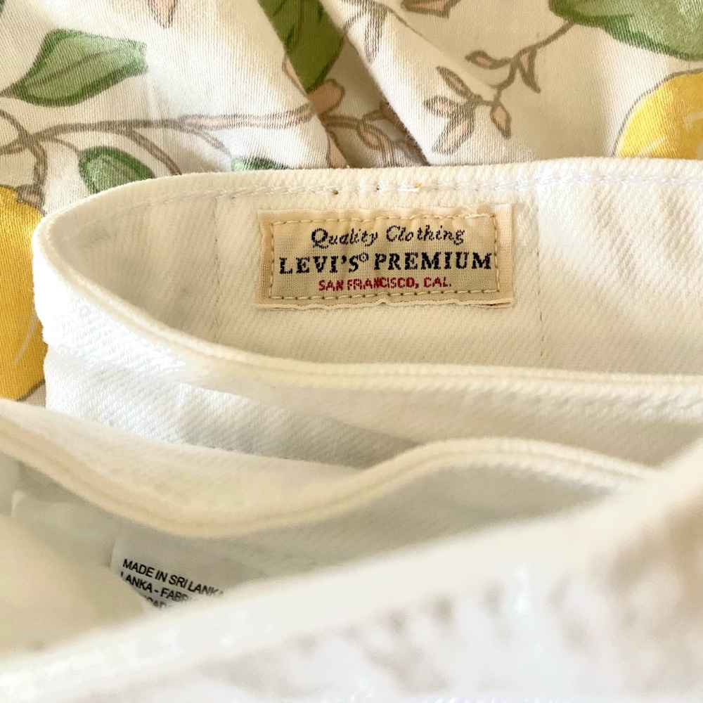 721 High Rise Skinny 30 Levi's Premium white pants.